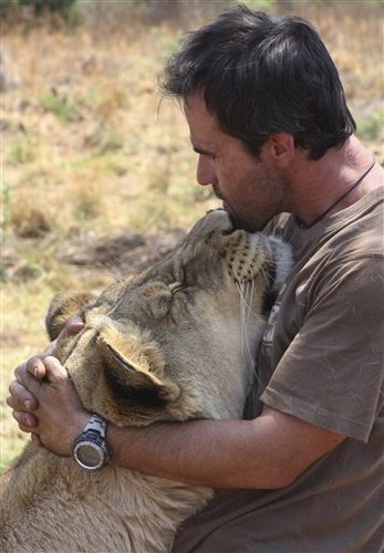 Кевин Ричардсон со львицей